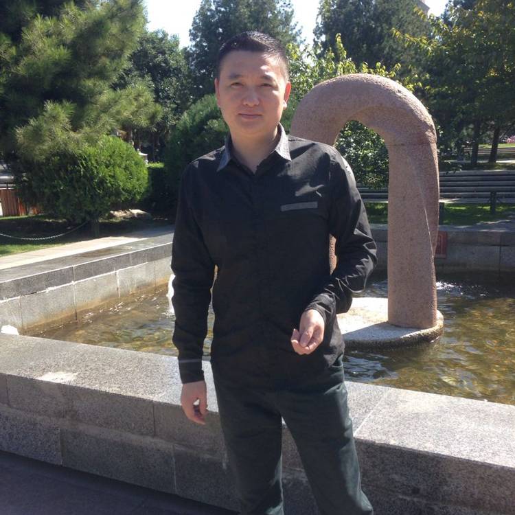 草丛倾心专一的照片