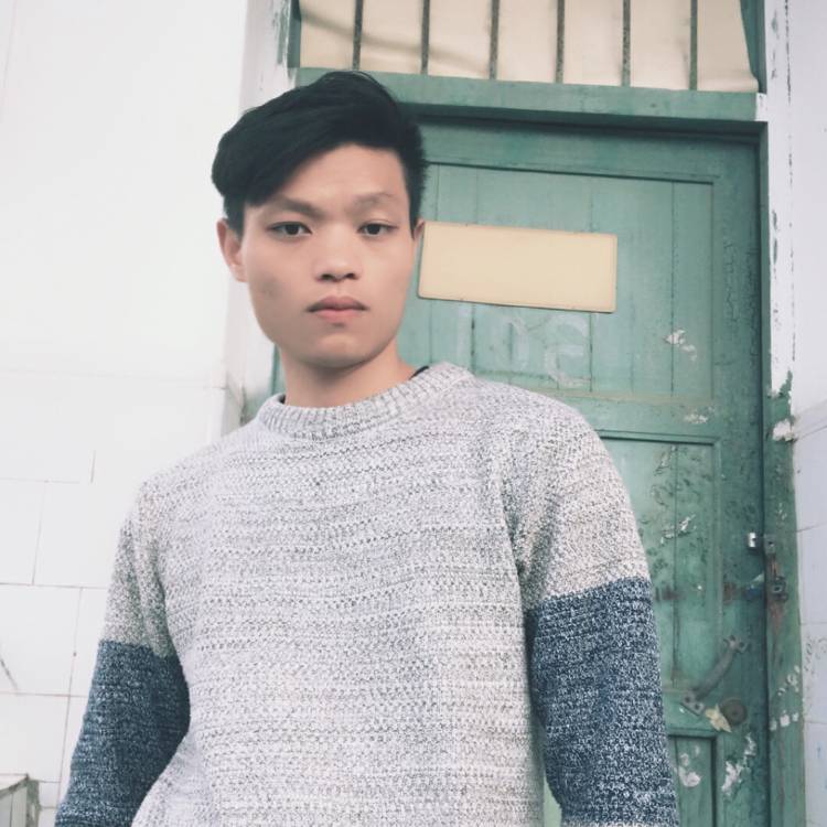 一边走着一边寻找的照片