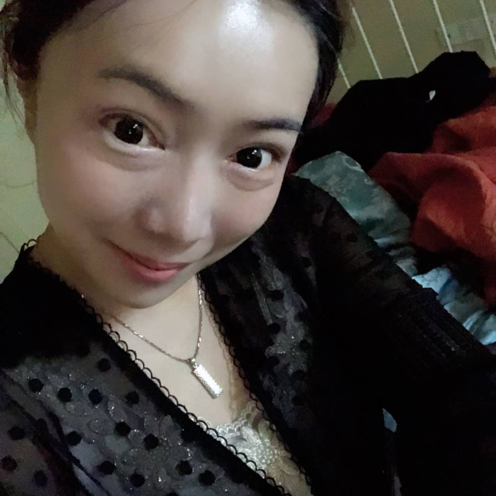 美满吃醋月饼的照片