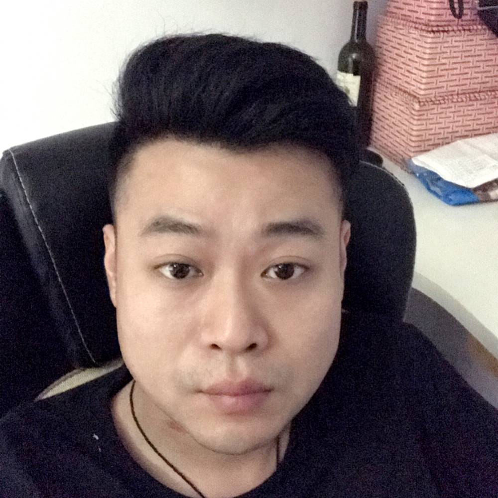 年轻爱逐风的照片