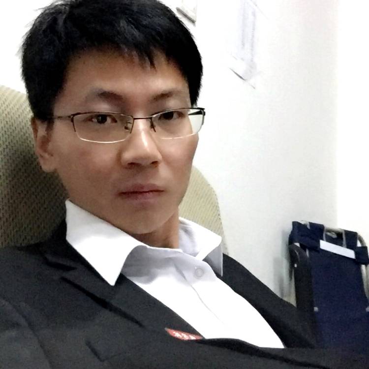 冷静拿手套的照片