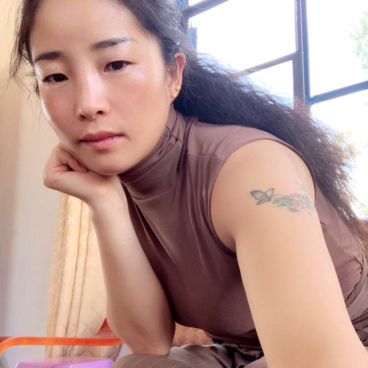 有纹身的小姐姐的照片