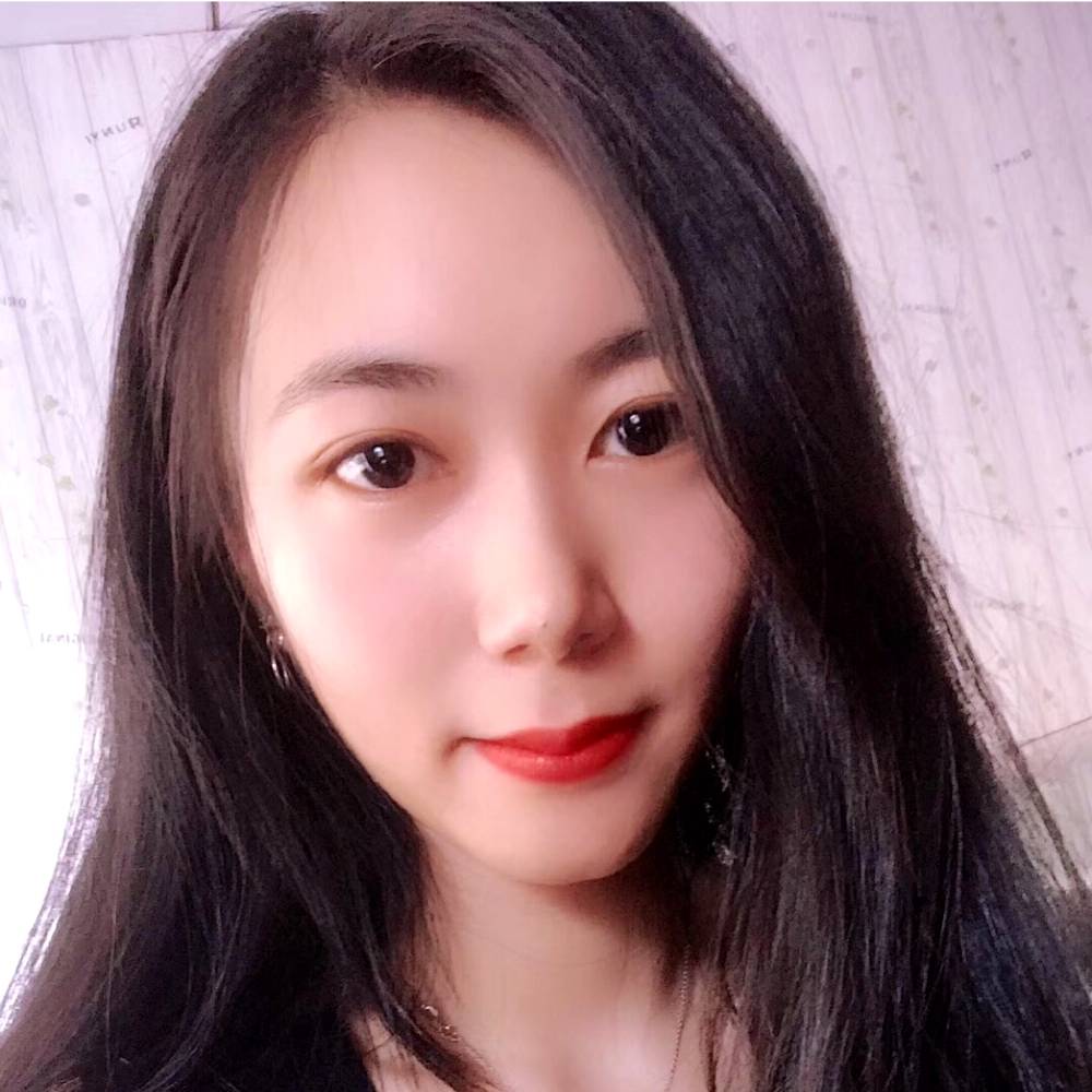 捧猫少女的照片
