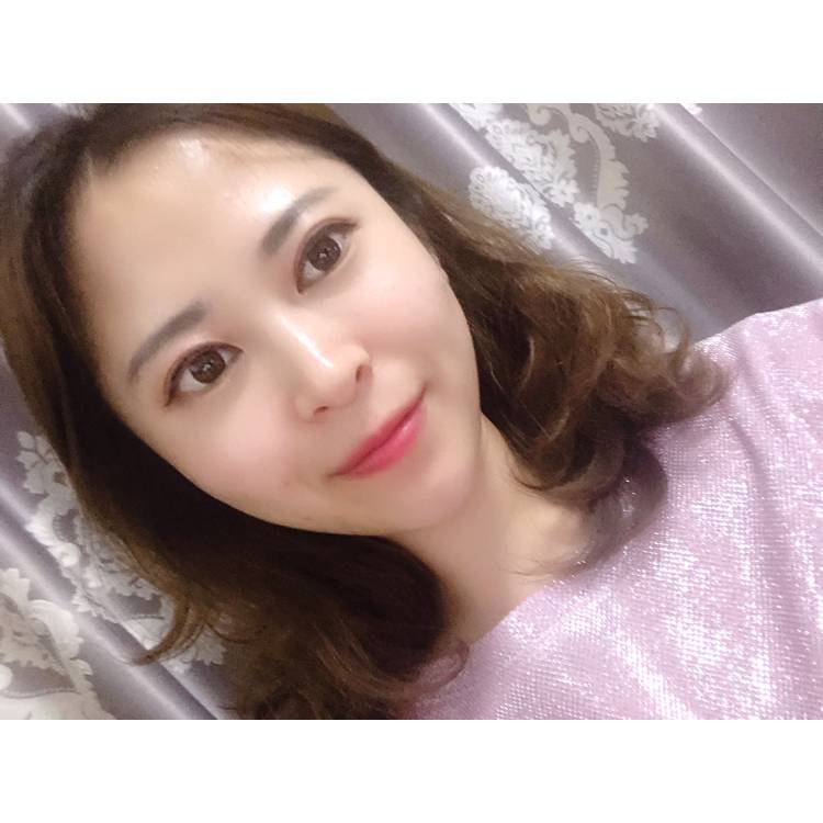 春有芳草地秋游林的照片