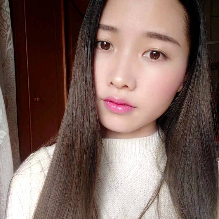 滑板拿雪白，的照片