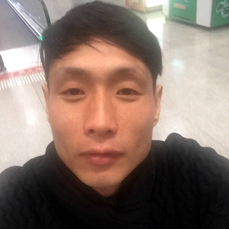 畅快拿雪碧的照片