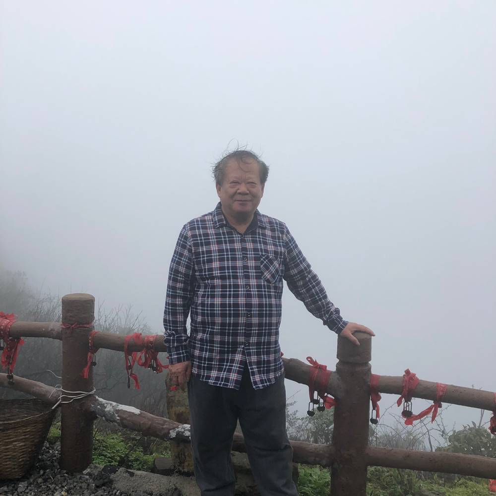 个性回首西牛的照片