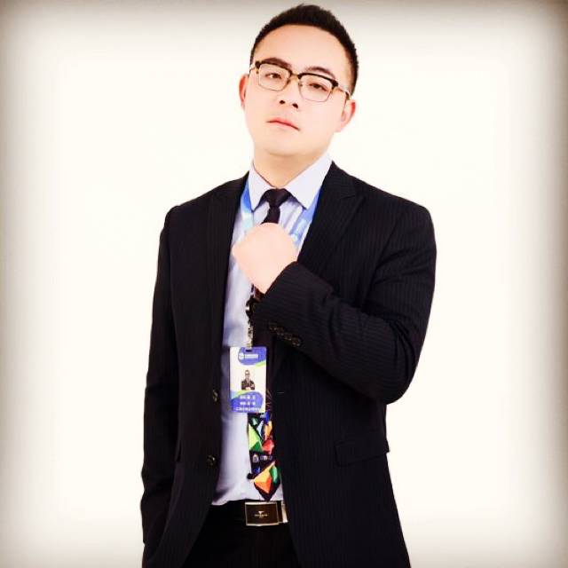 黑夜中的萤火虫的照片