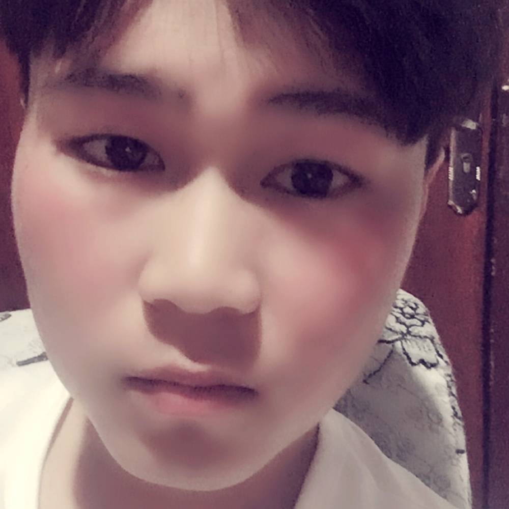 长颈鹿回眸单身的照片