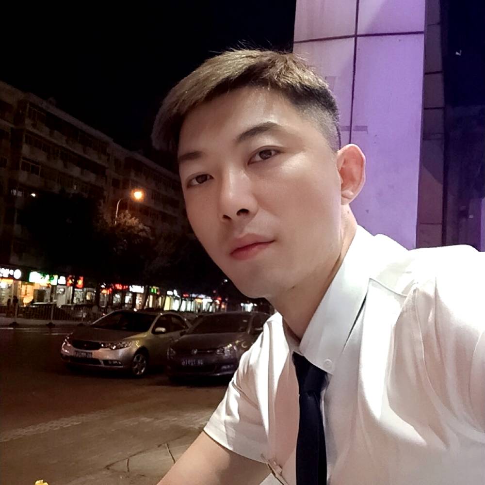 小熊猫英勇的照片