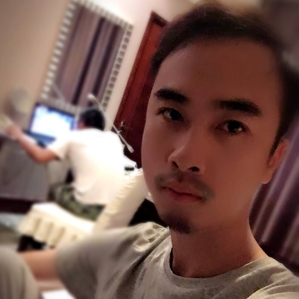 猿粪男孩的照片