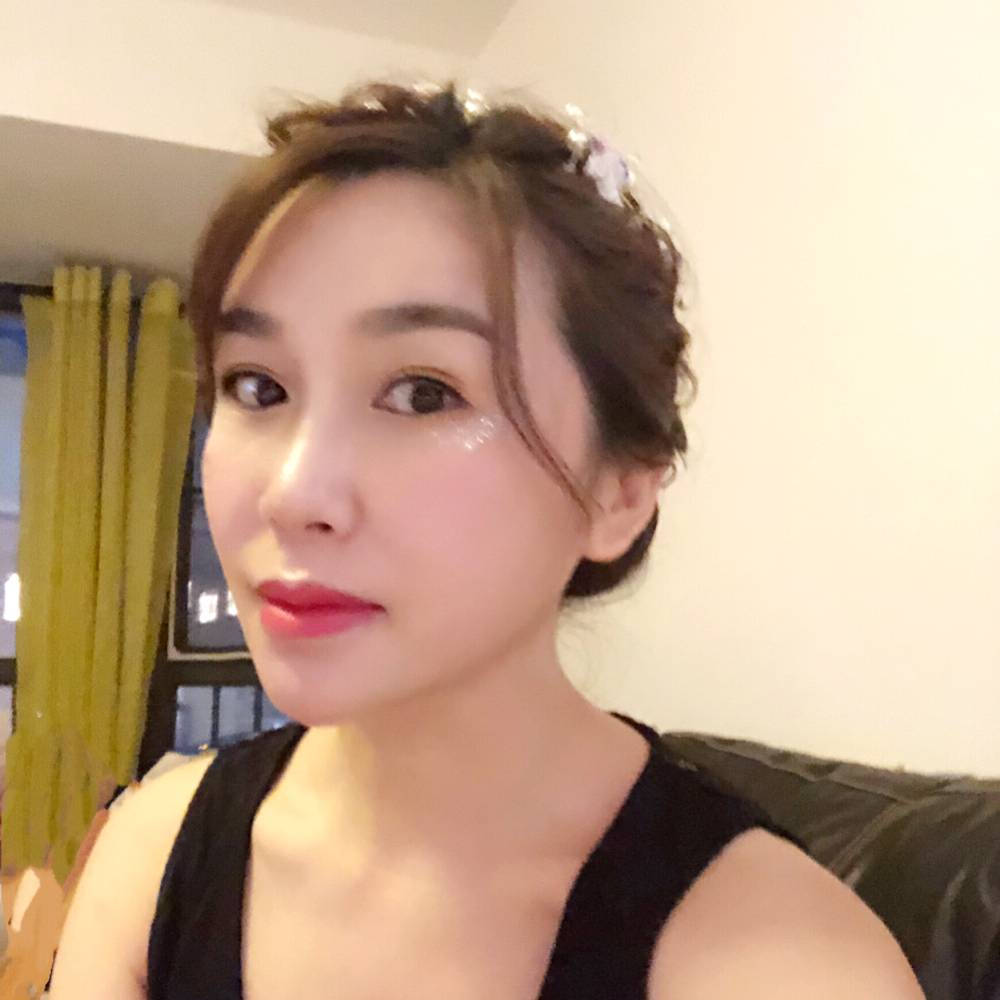 沉静拿蓝莓的照片