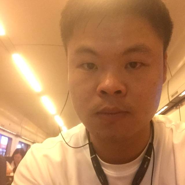 眼睛笑老迟到的照片
