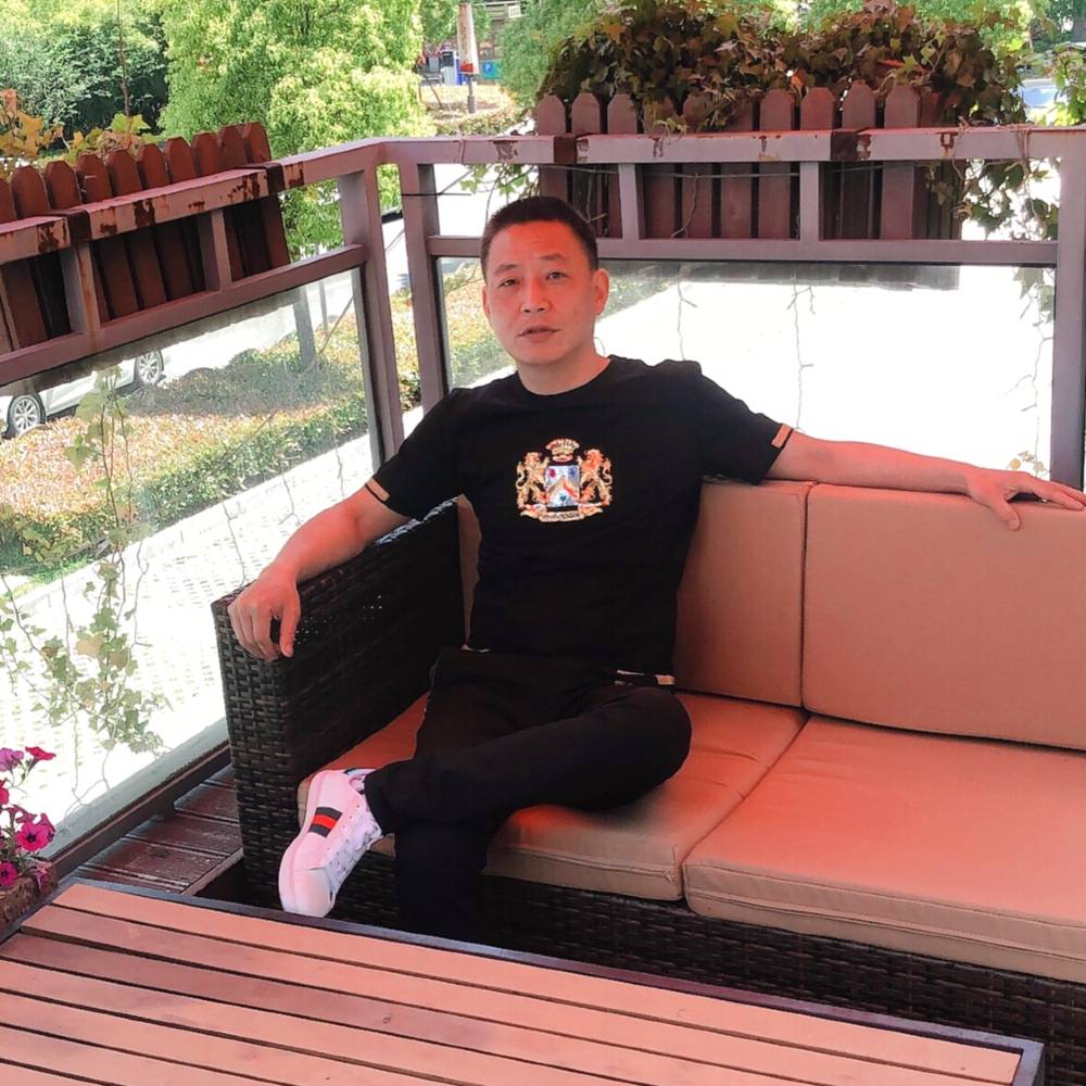 天真等待乌龟的照片