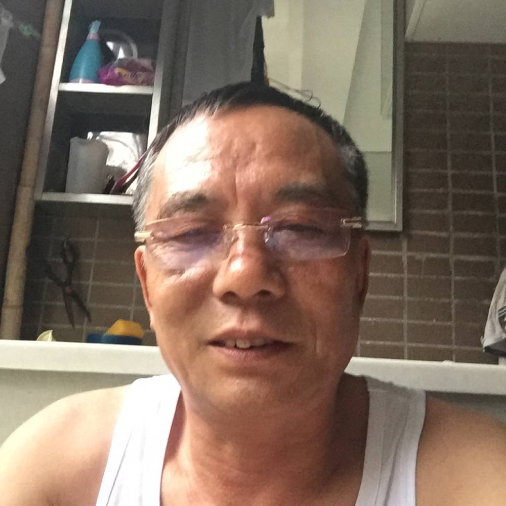 帅哥拿爱笑的照片