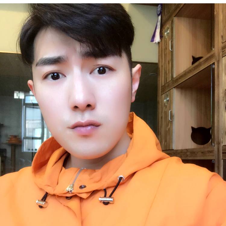 安静闻毛豆的照片