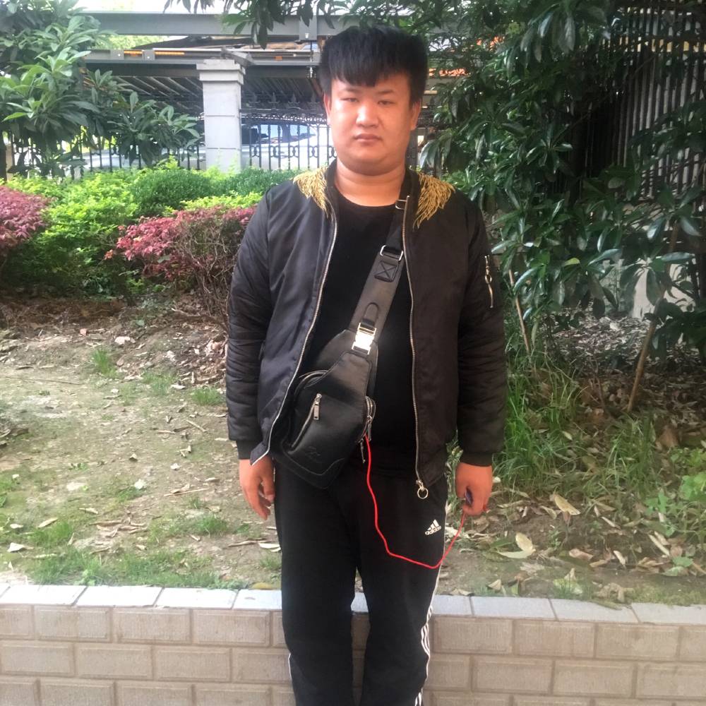 西牛回首勤奋的照片