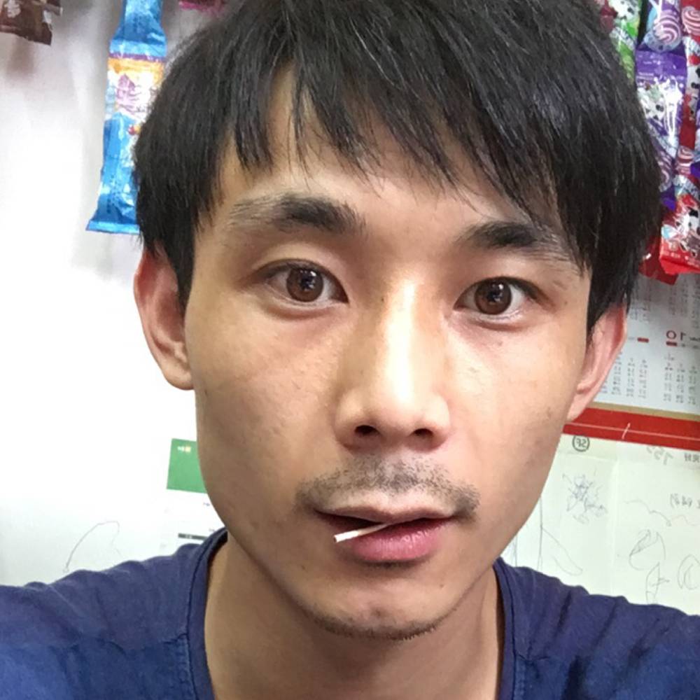 迷茫蹙眉小伙的照片