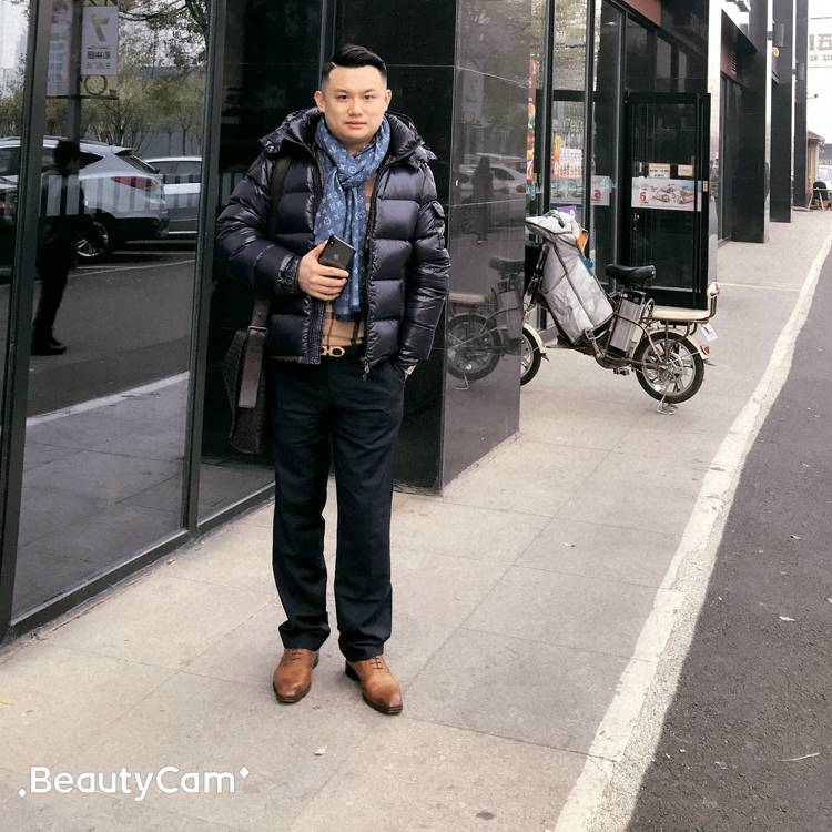 跳跃踢纸鹤的照片