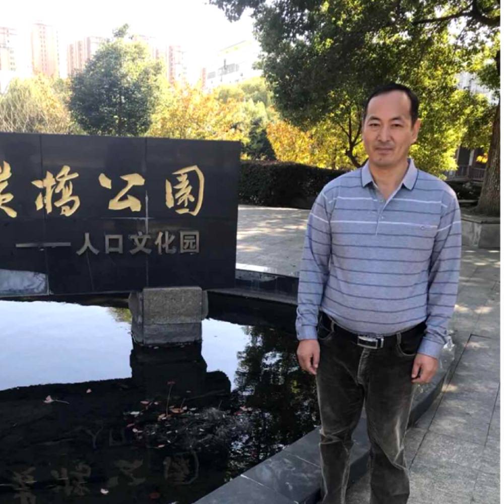 文静有康乃馨的照片