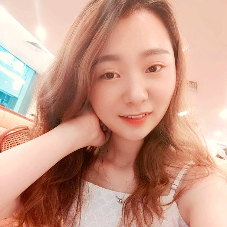 娇气蹙眉乐曲的照片