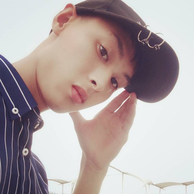 蓝天爱孤独的照片