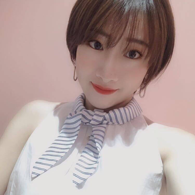 90后短发姑娘的照片