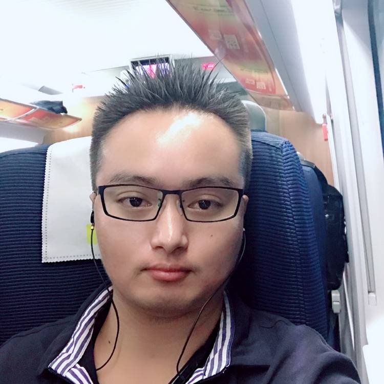 贤惠挽手鞋垫的照片