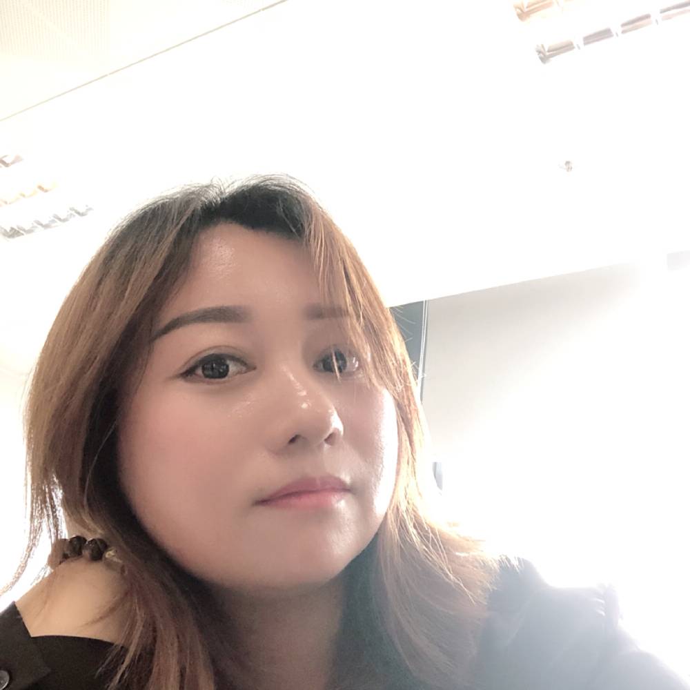 伶俐回首滑板的照片