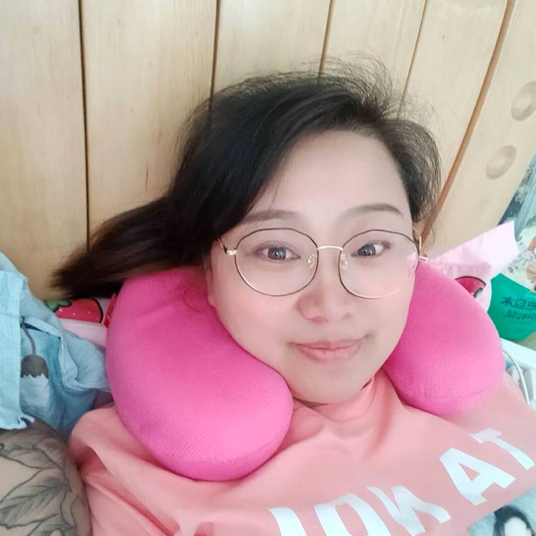 路灯拿执着的照片