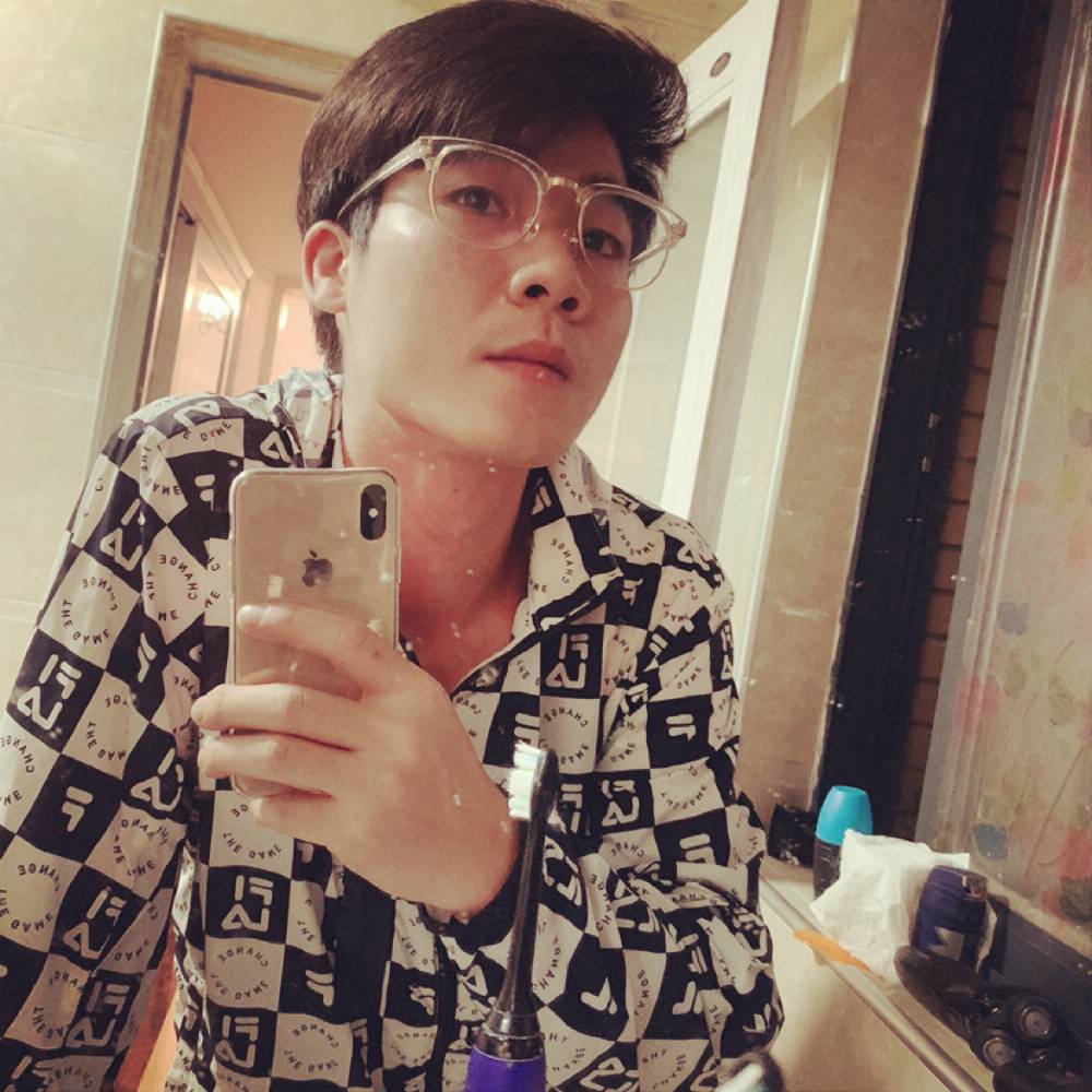 这位先生姓龚的照片