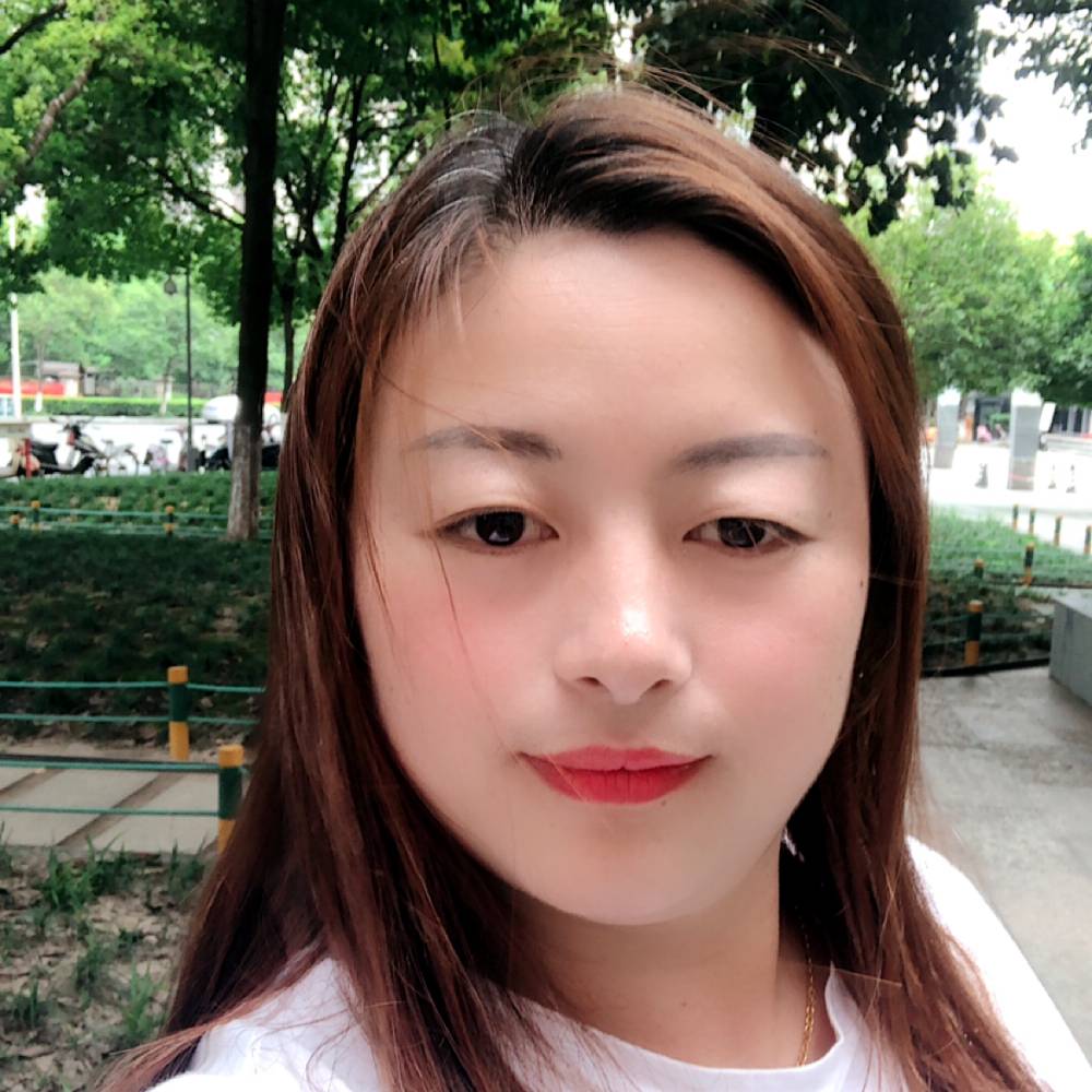 清秀苦恋小猫咪的照片