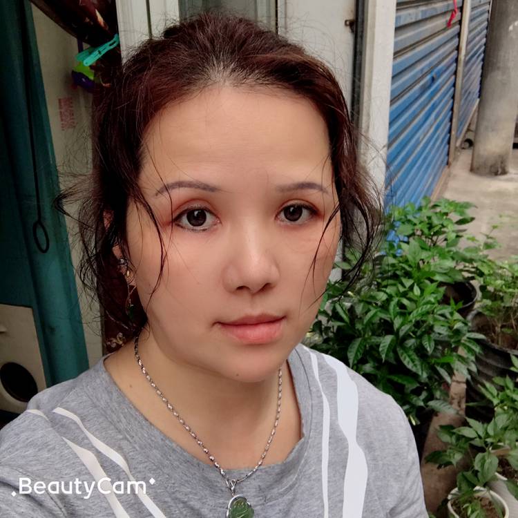 清秀蹙眉月饼的照片
