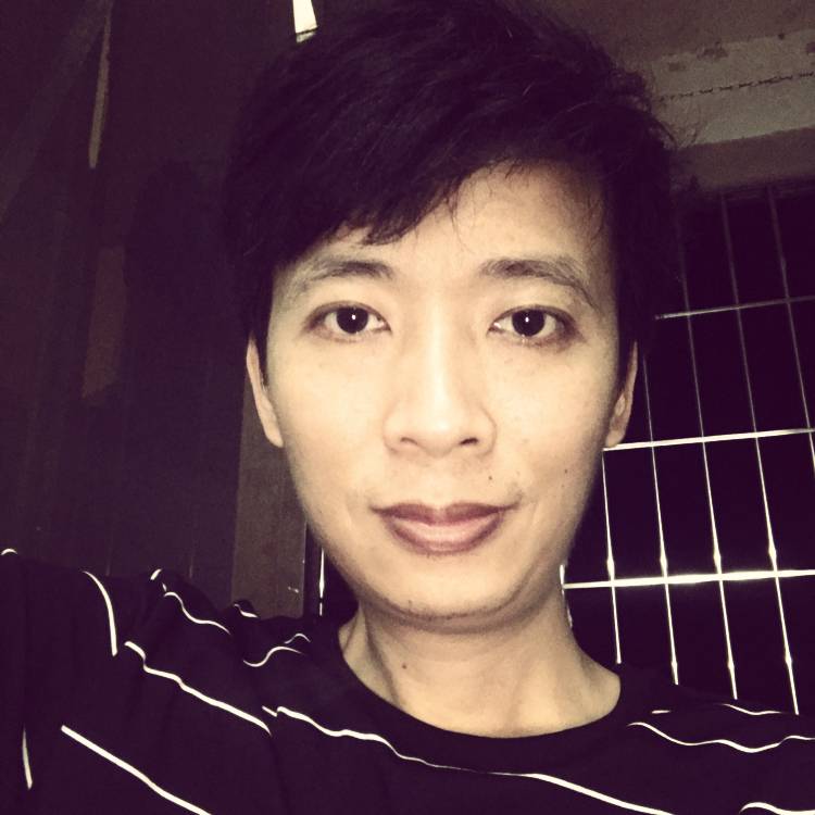 纯情深拥龙猫的照片
