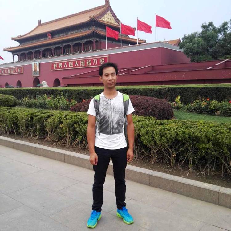 慈祥迎书本的照片