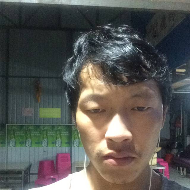 假装得微笑的照片