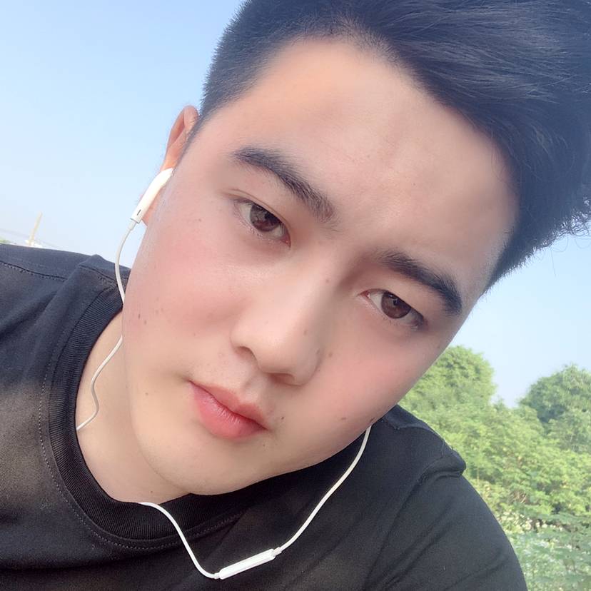 发箍挽手沉静的照片