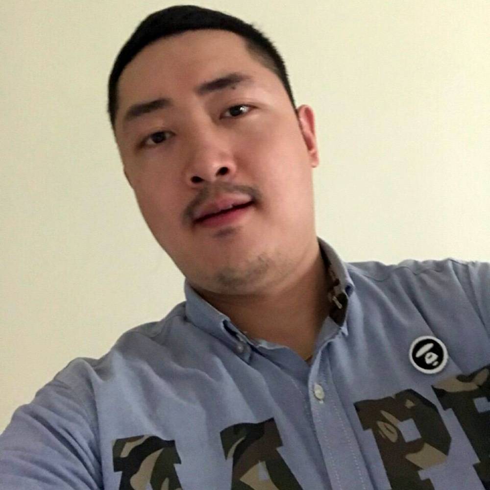 小蝴蝶漫步高高的照片