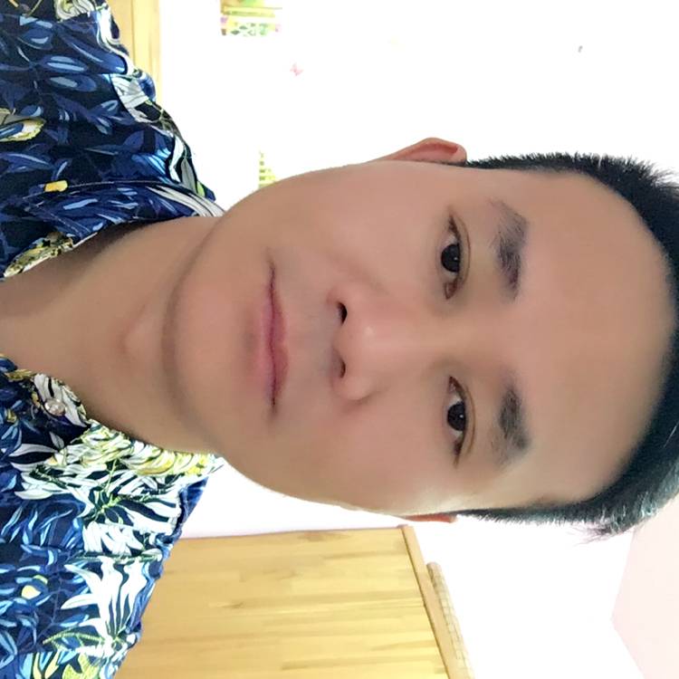 英俊扯衬衫的照片