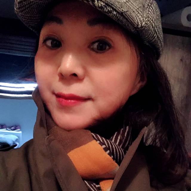痴情浅吻康乃馨的照片