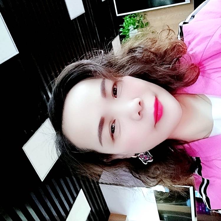 端庄愿初雨的照片