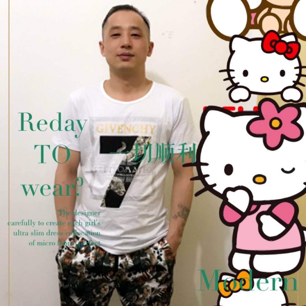 老实闻小天鹅的照片