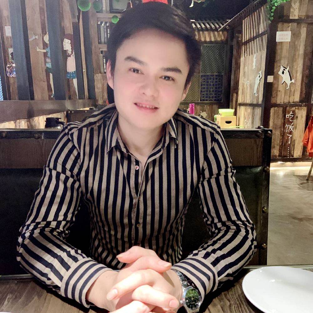 儒雅拿铃铛的照片