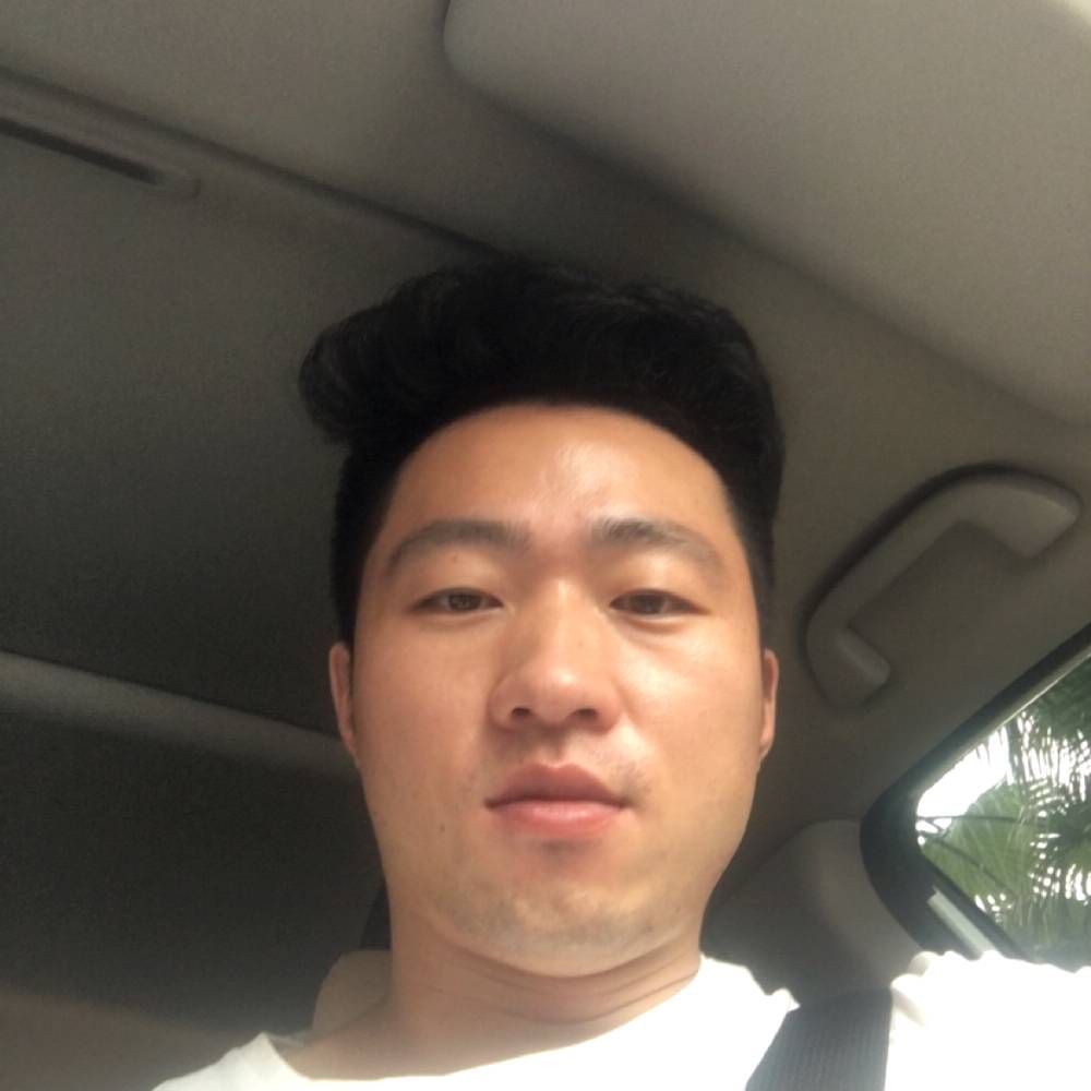 小伙回首幽默的照片