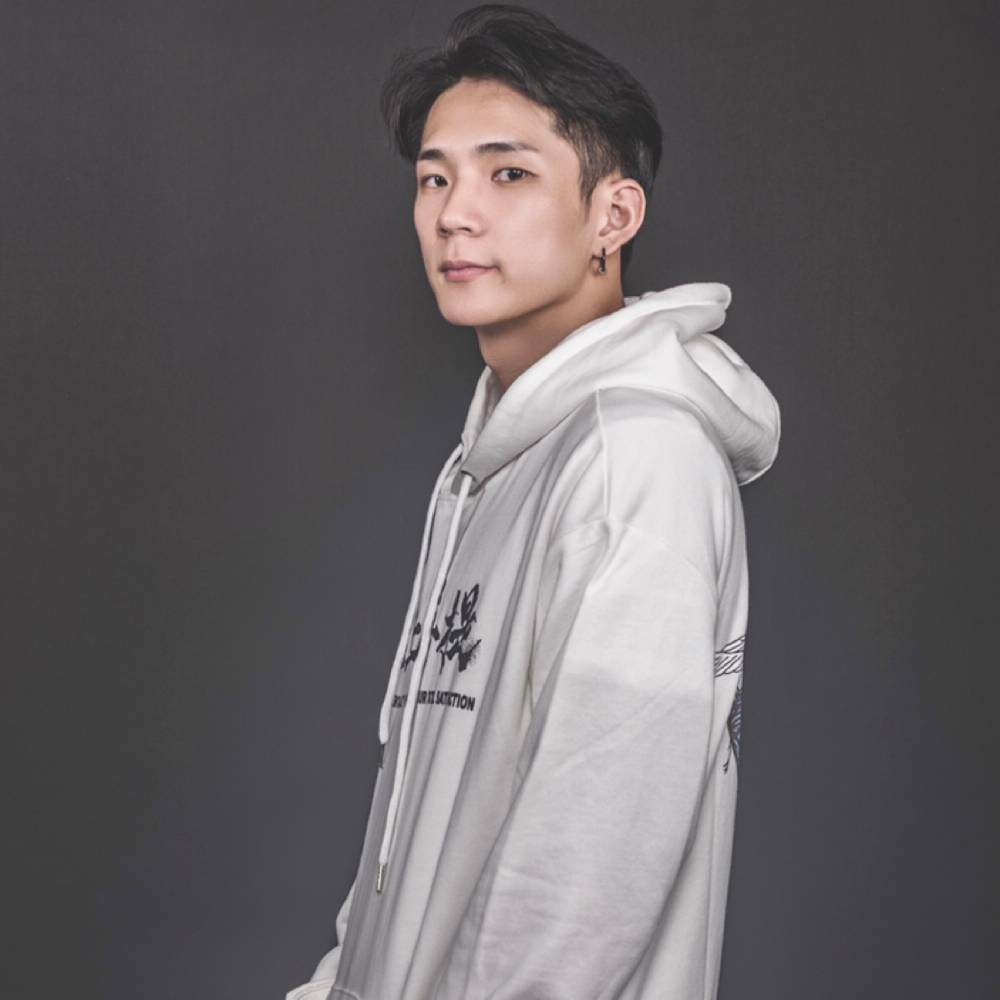 跳舞的小男生的照片