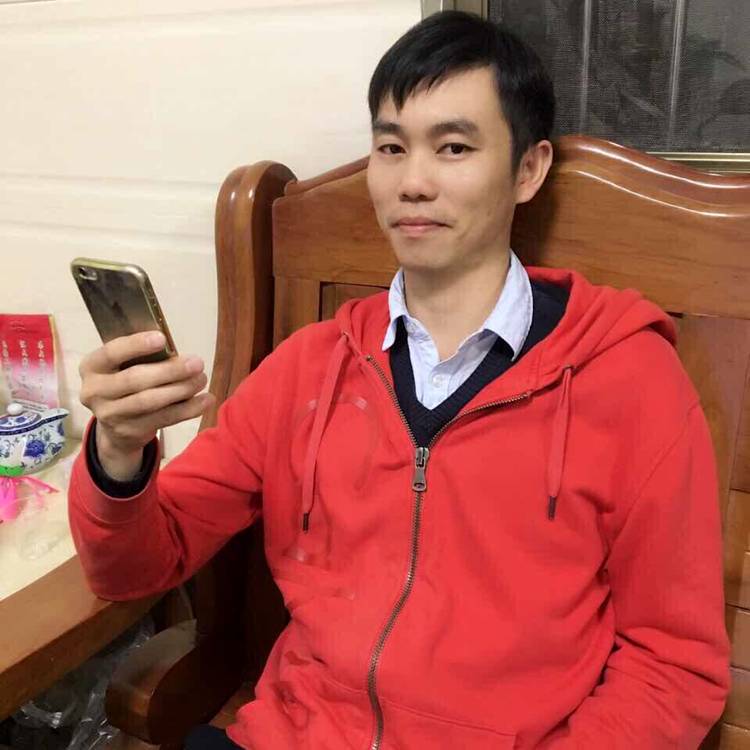 不安踢小兔子的照片
