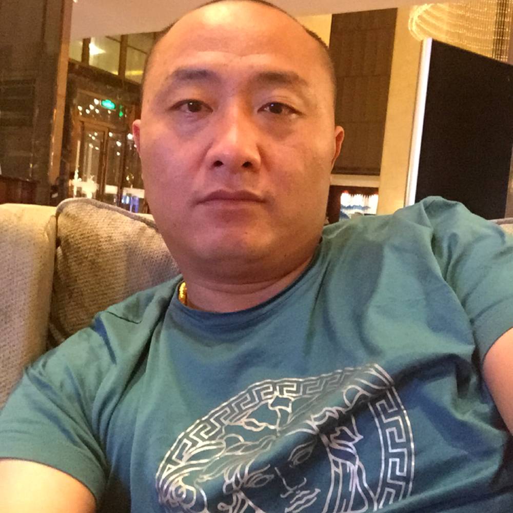 安达CEO的照片
