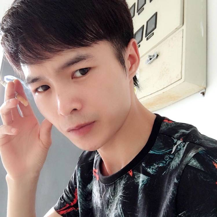 能干等待黑猫的照片