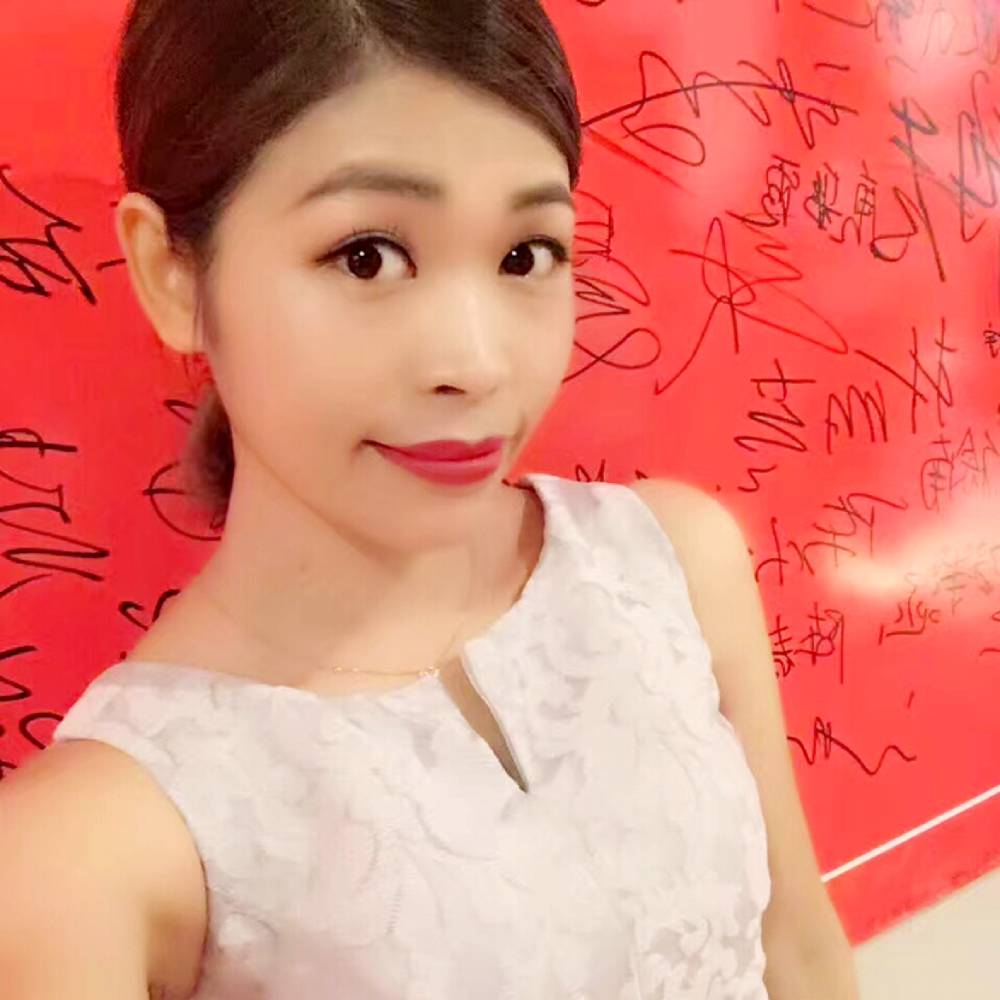 何伊依的照片