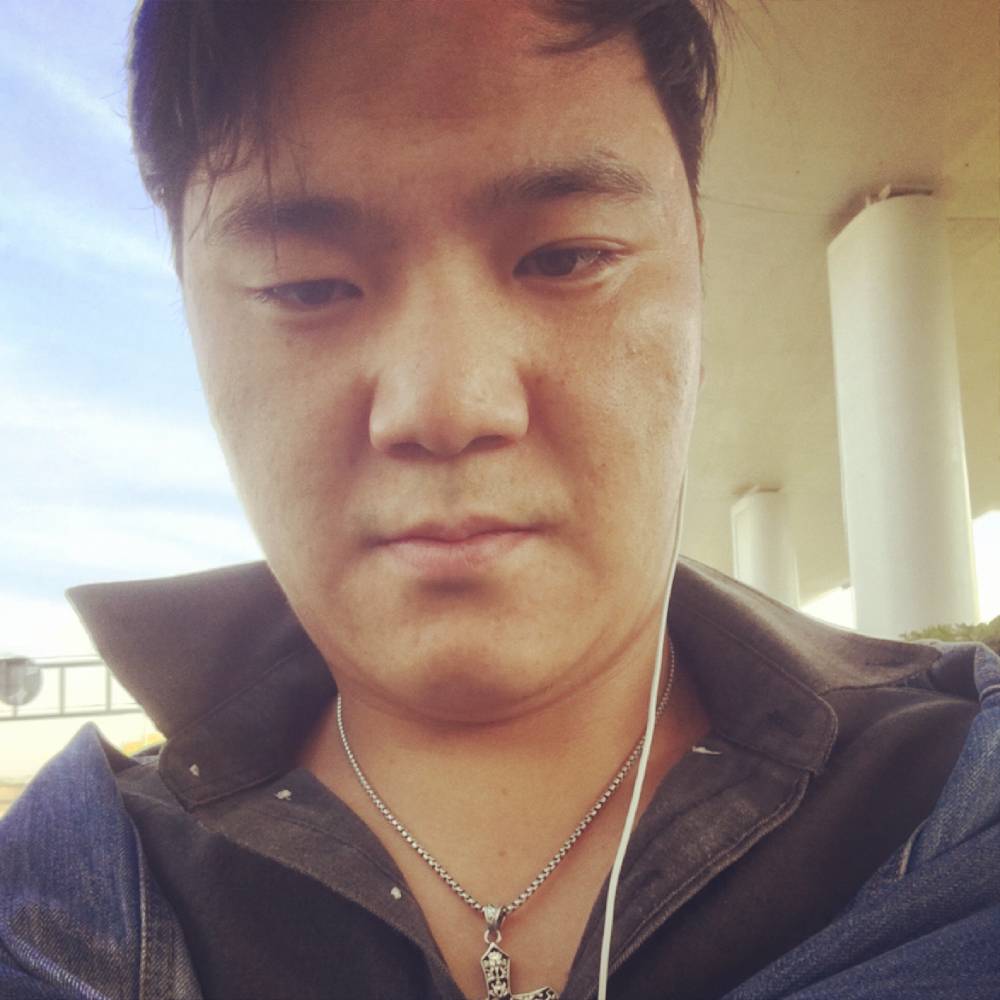 小伙凝眸明亮的照片
